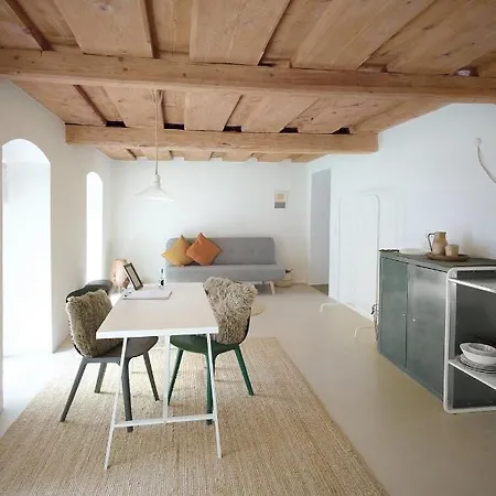 Herzige In Altem Gemaeuer *