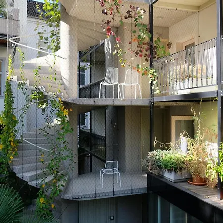 Herzige In Altem Gemaeuer *