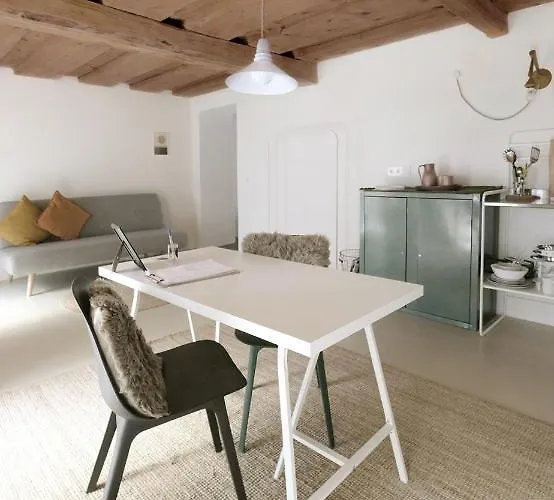 Herzige In Altem Gemaeuer *